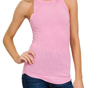 Woman wearing a pink sleeveless ribbed top with blue jeans.